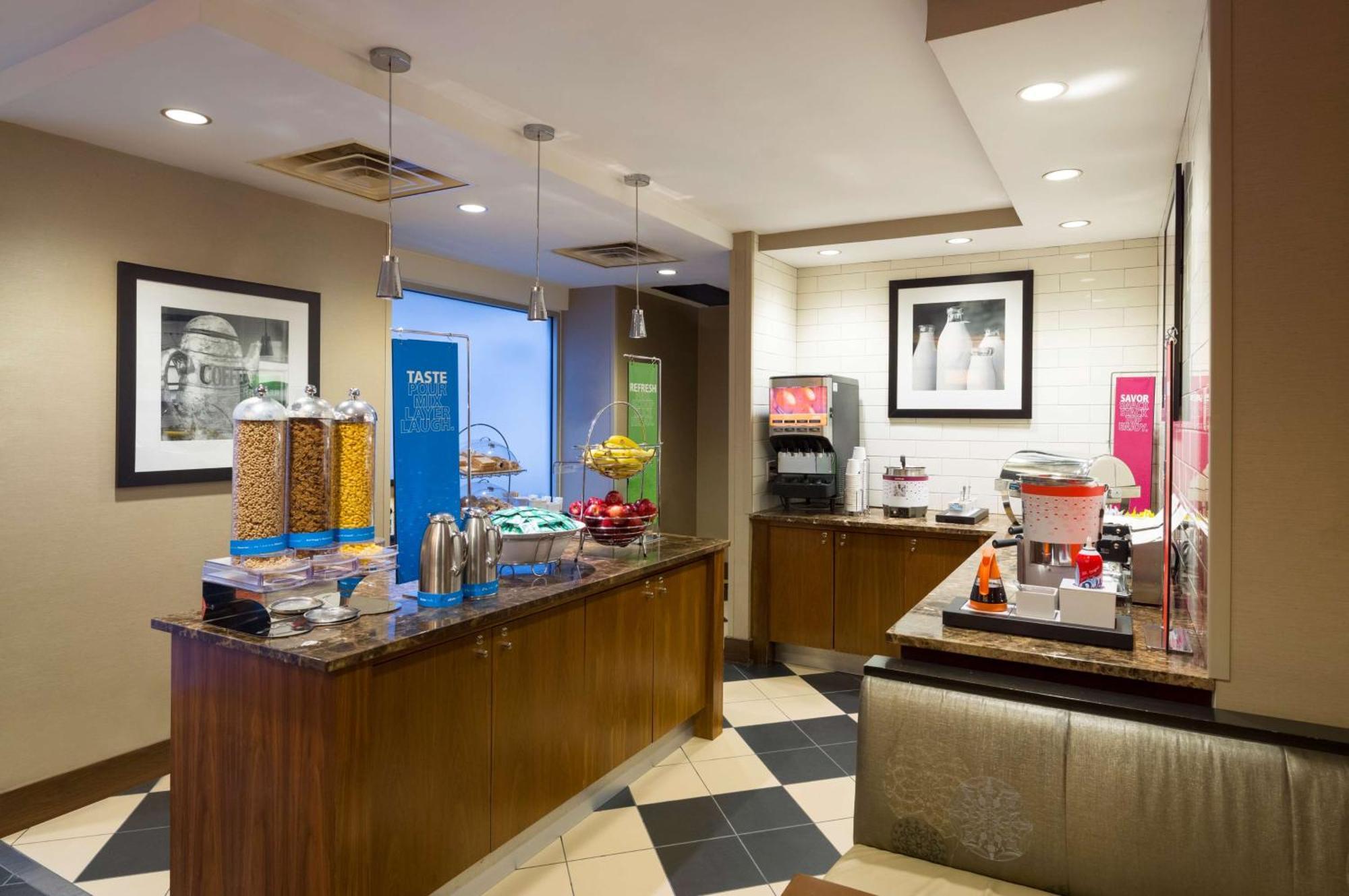 Hampton Inn Manhattan Chelsea New York Exterior photo